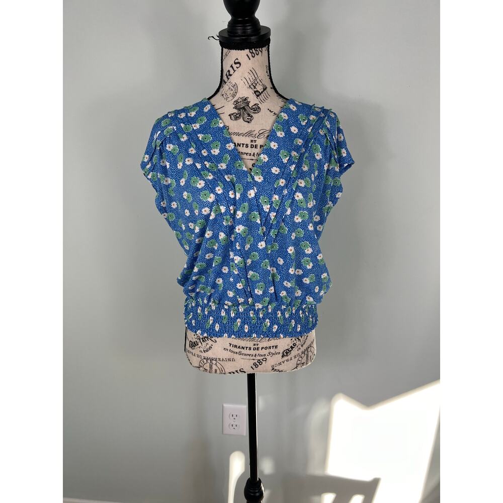 Melloday Blue Floral v-neck sleeveless slightly cropped blouse